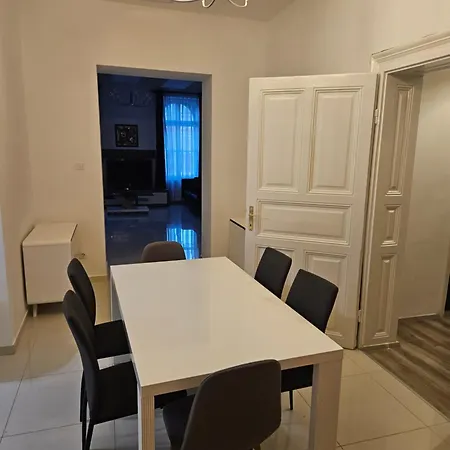 Designer Andrassy אכסניה בודפשט